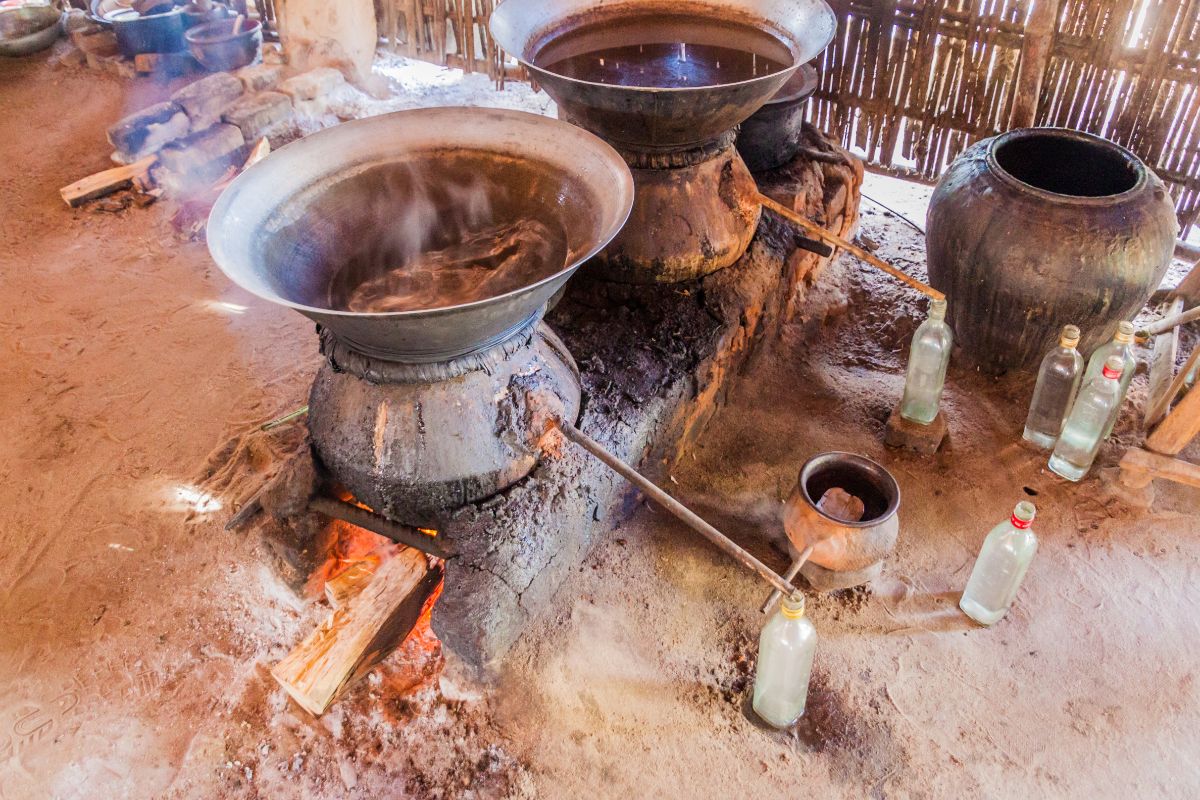 Distilling of a palm wine